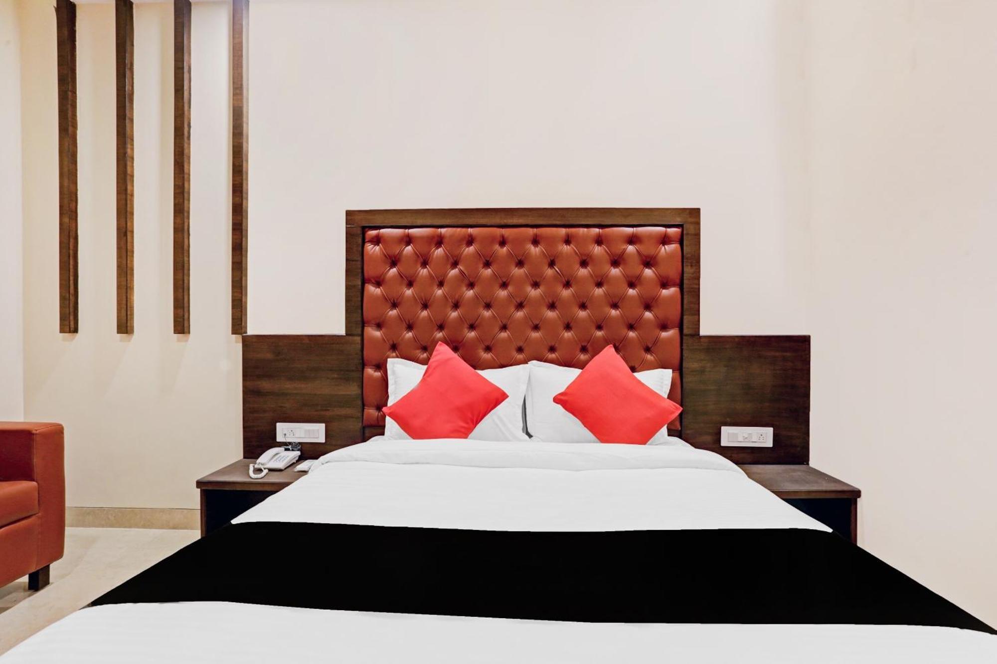 Capital O 80951 Hotel Vertigo Suite Мумбаи Экстерьер фото