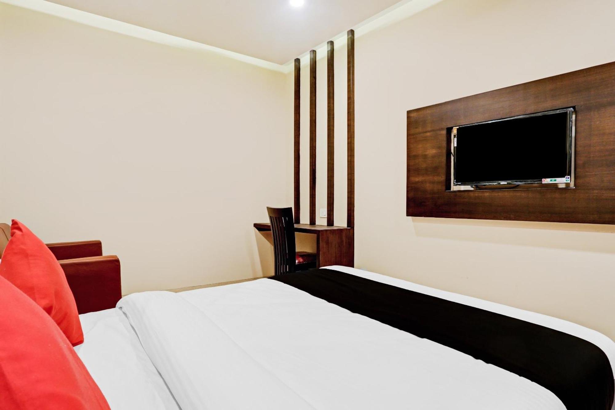 Capital O 80951 Hotel Vertigo Suite Мумбаи Экстерьер фото