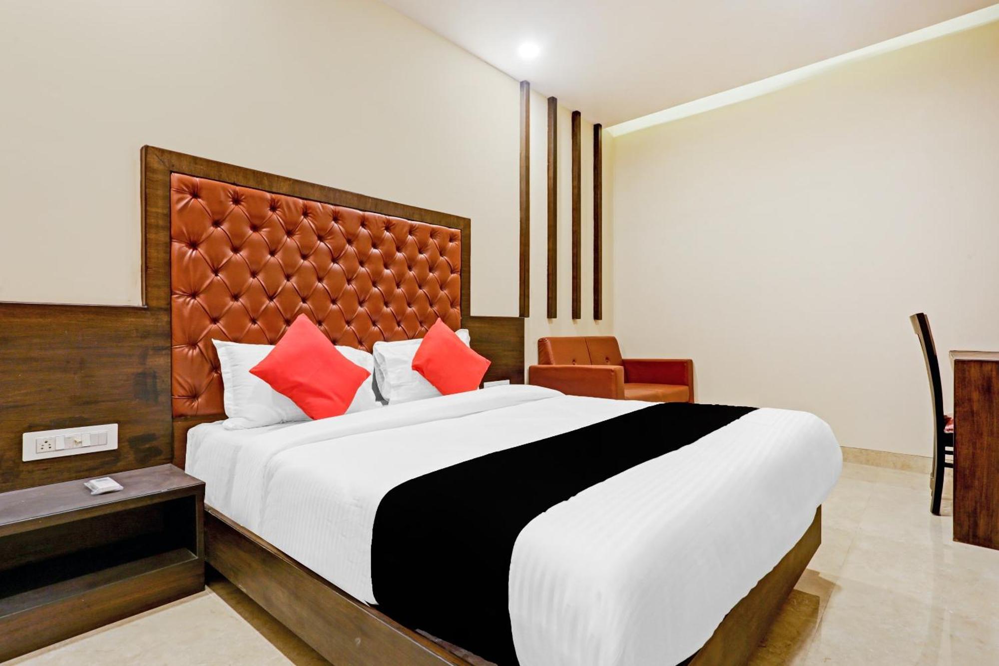 Capital O 80951 Hotel Vertigo Suite Мумбаи Экстерьер фото