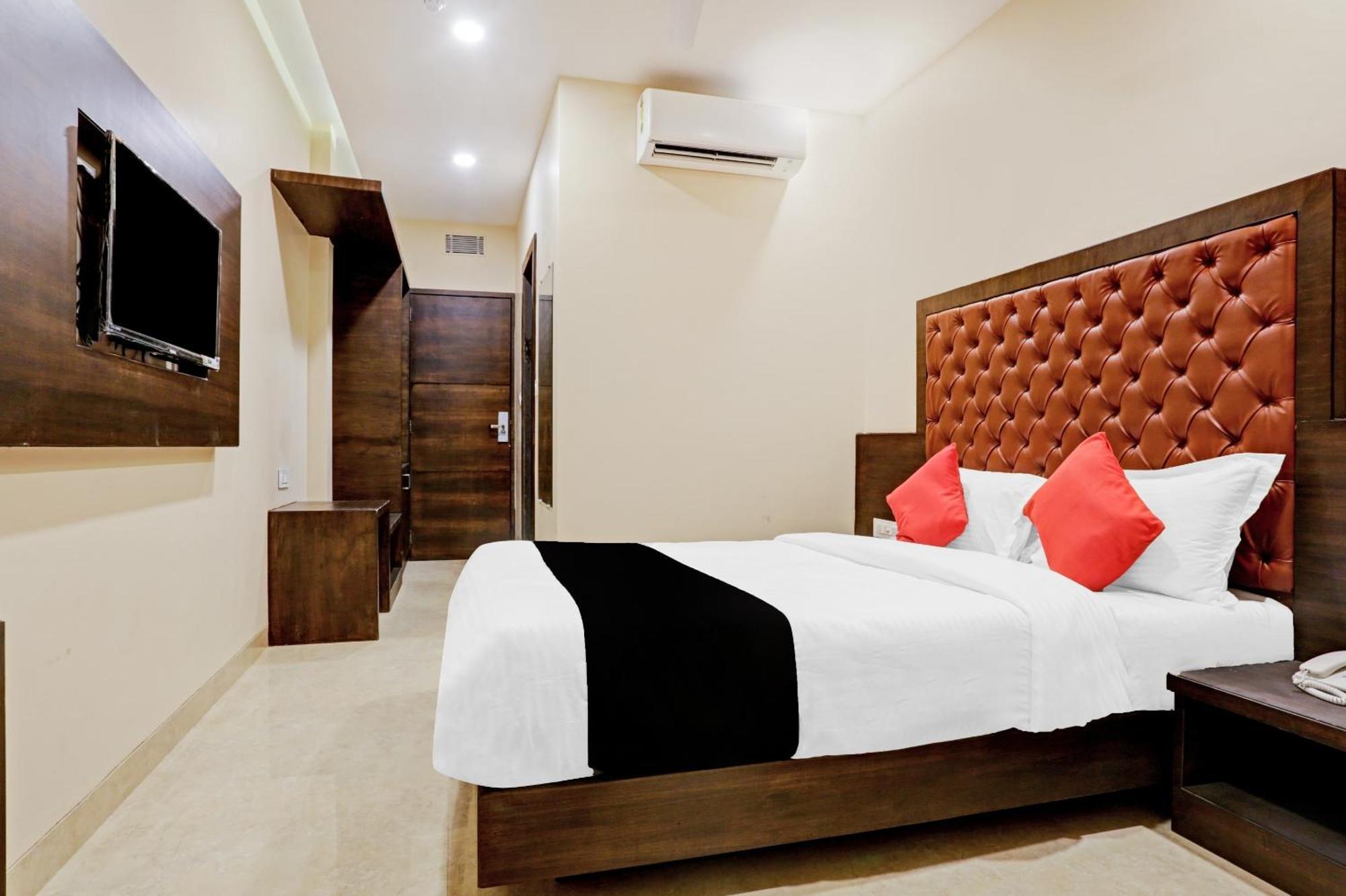 Capital O 80951 Hotel Vertigo Suite Мумбаи Экстерьер фото